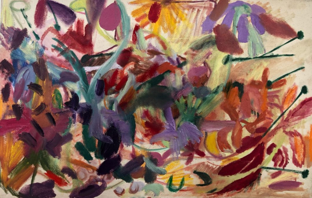 Bunte abstrakte Blumenmuster in violetten, roten und grünen Farbtönen.